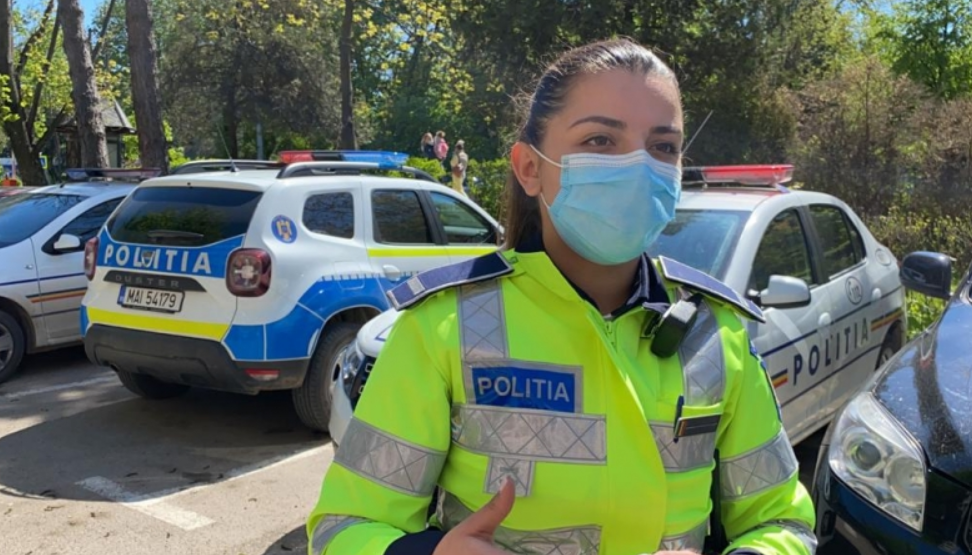 O polițistă din Botoșani a fost lovită şi înjurată de un tânăr pe care încerca să îl imobilizeze, dar şi de prietenii acestuia