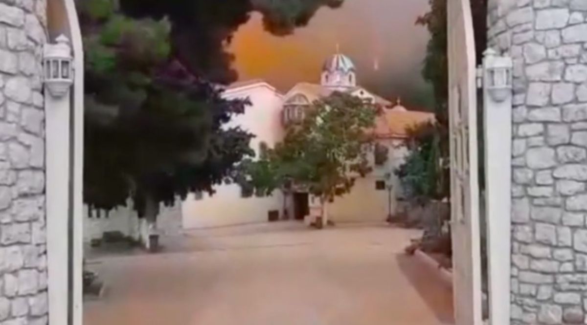 Deși flăcările au cuprins toată Grecia, o mănăstire a fost ocolită. Călugării susțin că este o minune