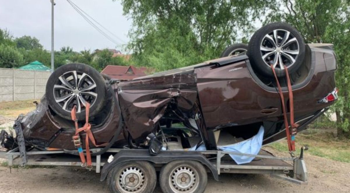 Şoferul care a trecute peste barierele de la nivel cu calea ferată a făcut accident la scurt timp după