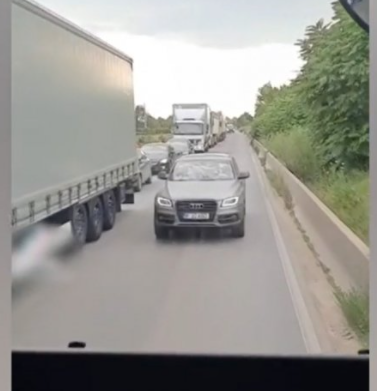 Imagine halucinantă! Un șofer merge cu spatele pe contrasens pe centura Capitalei