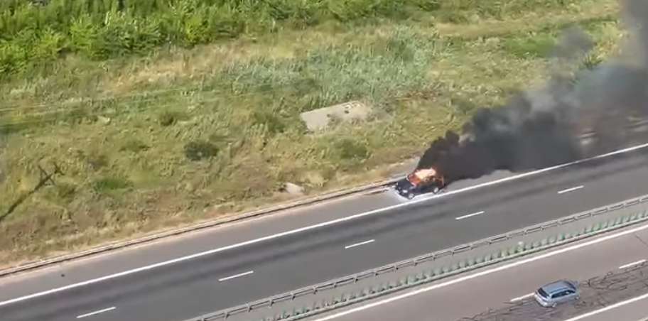 Autoturism în flăcări pe Autostrada Soarelui, pe sensul de mers spre București-FOTO, VIDEO