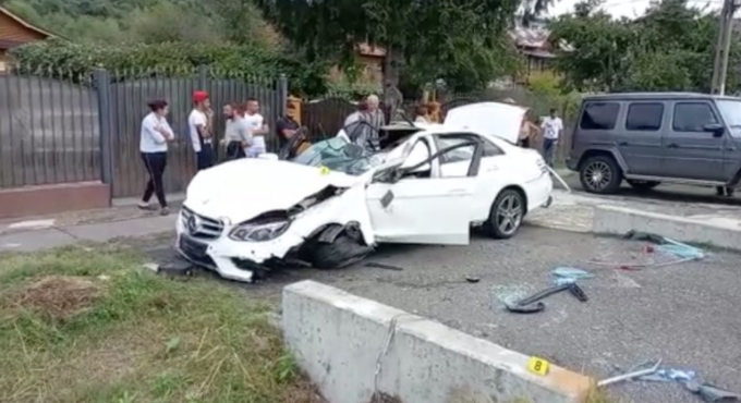 O mamă și-a rănit ambii copii, după ce a intrat cu Mercedesul într-un cap de pod, în Argeș. Bolidul, făcut zob