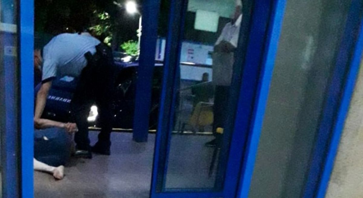 Scene incredibile la Spitalul Judeţean din Botoşani. Un pacient a fost târât pe scări până la parter, după ce s-a blocat într-un salon