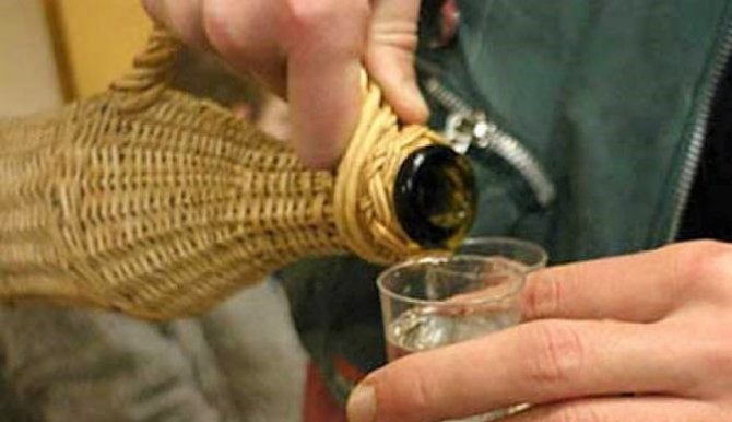Pălincă falsă, găsită la vânzătorii de produse tradiţionale din zona Bran: „Există riscul ca această băutură să fie periculoasă pentru cei care au cumpărat-o deja”