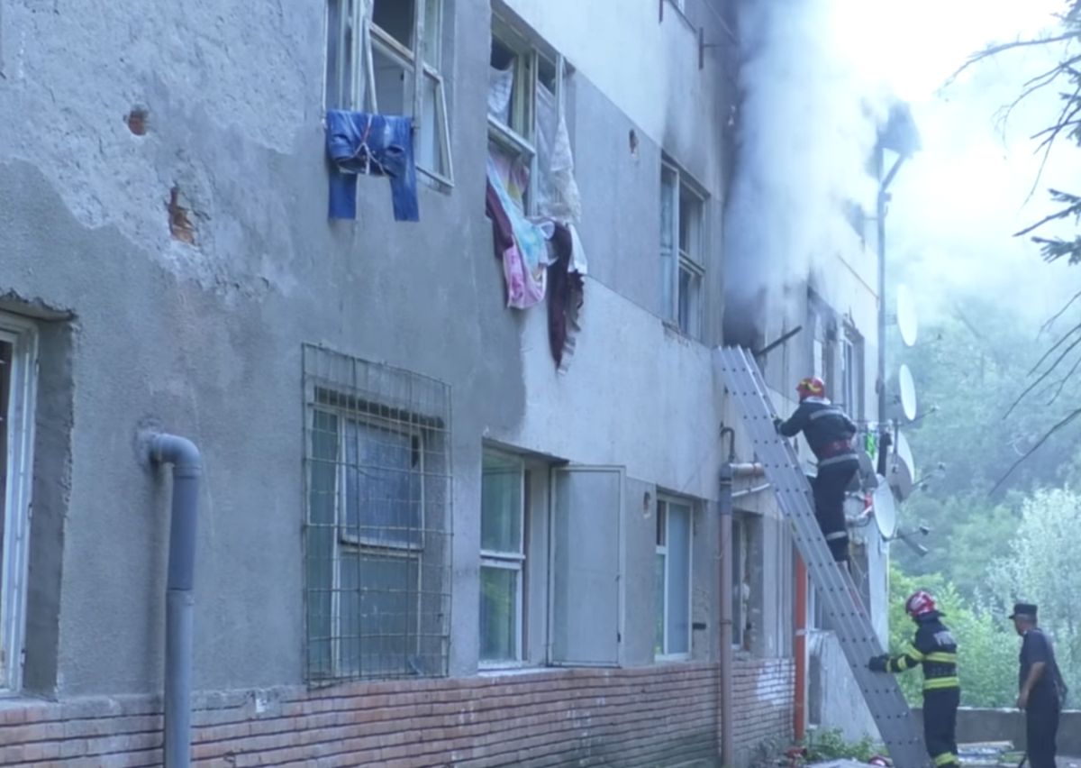 Incendiu puternic la un bloc din Drobeta Turnu Severin. Proprietarul şi-a aruncat intenţionat butelia în aer – VIDEO