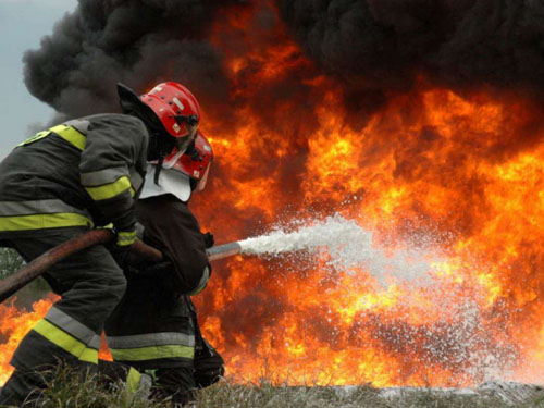 Incendiu la un depozit de furaje din judeţul Iași! Pompierii intervin de urgență