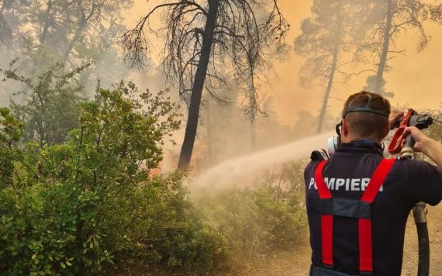 Gest emoționant! Un copil a adus porumb fiert și plăcinte pompierilor români aflați în misiune, în Grecia