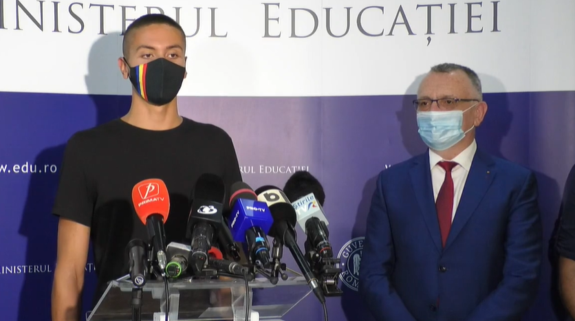 Înotătorul David Popovici a fost premiat de ministrul Educației, Sorin Cîmpeanu: „Este un exemplu excepţional şi credibil, mult mai credibil decât poate fi orice ministru” – VIDEO