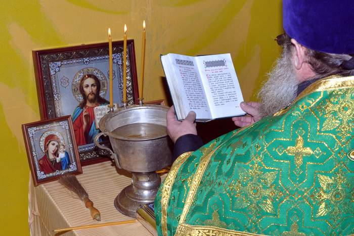 Sfinţirea casei după deces. Obligatoriu de făcut sau e doar un mit?