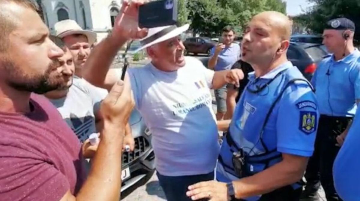 Protest al fermierilor în Piața Victoriei. Producătorii au adus lădițe cu roșii, ardei și vinete în stradă