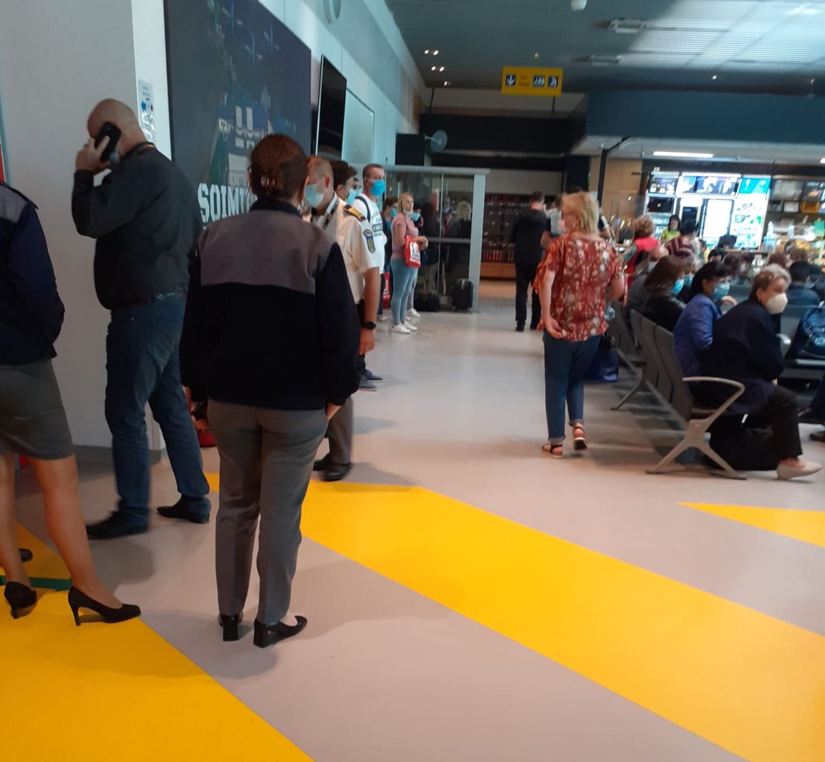 Scandal la Aeroportul Internaţional Iaşi. Doi invidizi şi-au împărţit pumni de față cu toţi călătorii. Totul a pornit de la femeia pe care o iubeau amândoi – EXCLUSIV, FOTO