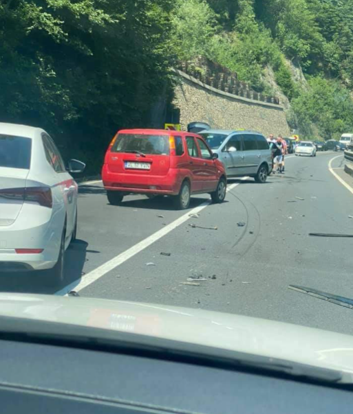Accident grav la limita dintre județele Sibiu și Vâlcea. Au fost implicate patru mașini. Un șofer a intrat pe contrasens-FOTO