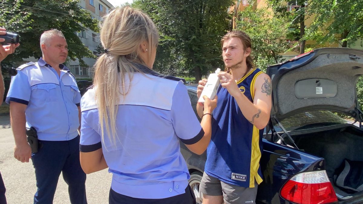 În urma controalelor efectuate de poliţiştii rutieri din Iași, un şofer a fost prins cu substanţe interzise – EXCLUSIV, FOTO, UPDATE, VIDEO