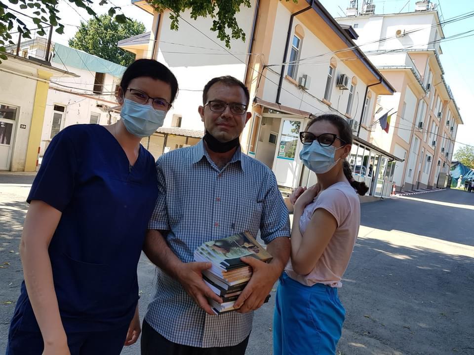 Momente emoționante la Spitalul de Boli Infecțioase din Iaşi. Un fost pacient infectat cu Covid-19, internat la ATI, a venit să le mulțumească cadrelor medicale – FOTO