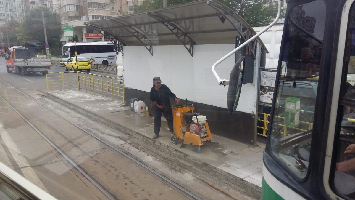 Continuă demolarea staţiilor de tramvai din Iaşi. Garniturile PESA vor ieşi la stradă, după ce peroanele vor fi modificate – FOTO