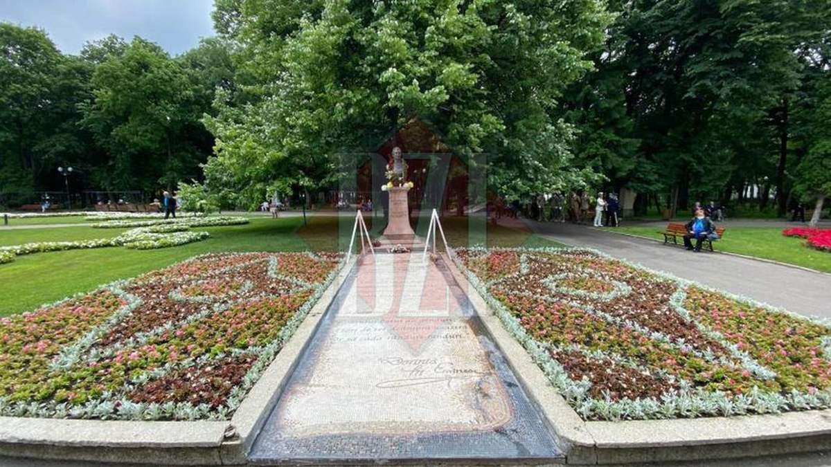Primăria Iași, prin Casa de Cultură "Mihai Ursachi" a Municipiului Iași, marchează Ziua Limbii Române la statuia lui Mihai Eminescu din Parcul Copou - Vimarsana News