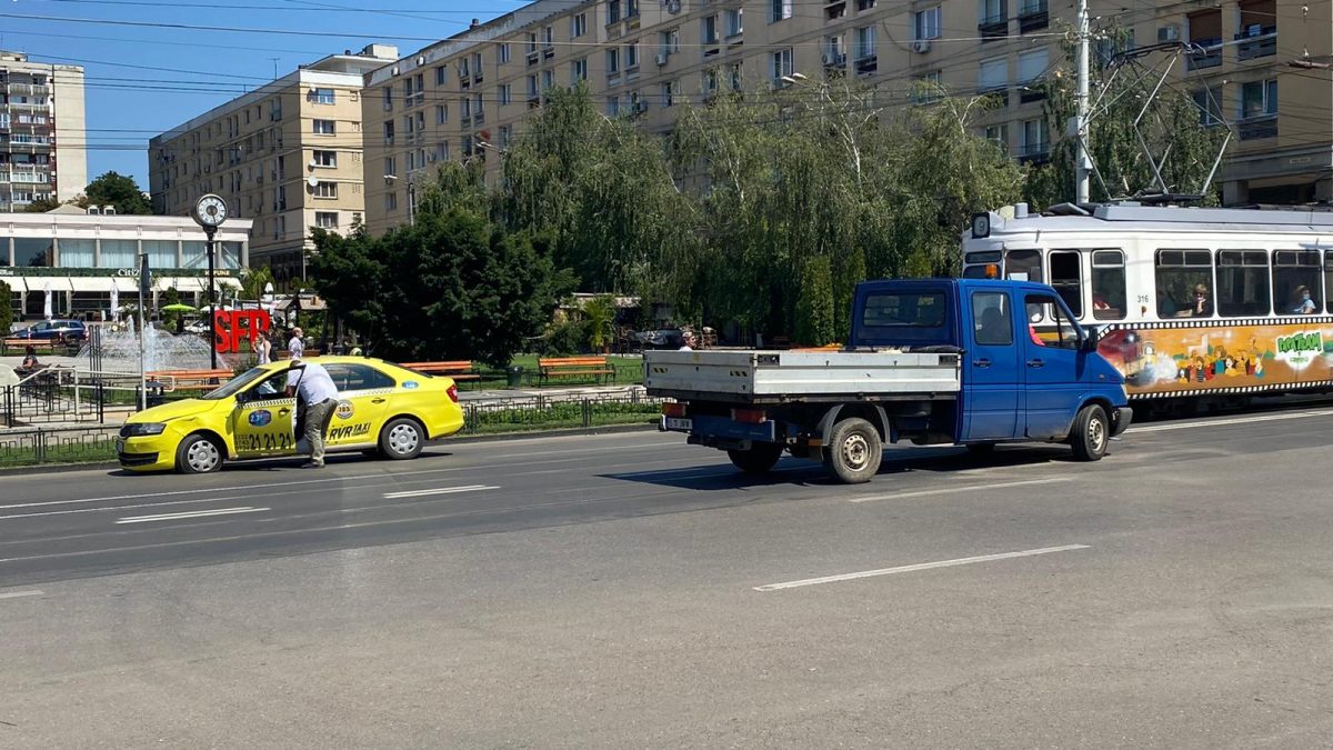 Accident rutier în Piața Unirii! Sunt implicate două autoturisme – EXCLUSIV/ FOTO