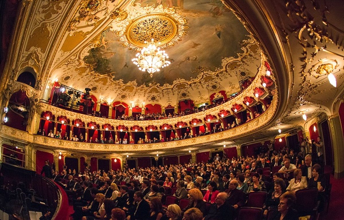 Consultări ale spectatorilor la Opera ieșeană