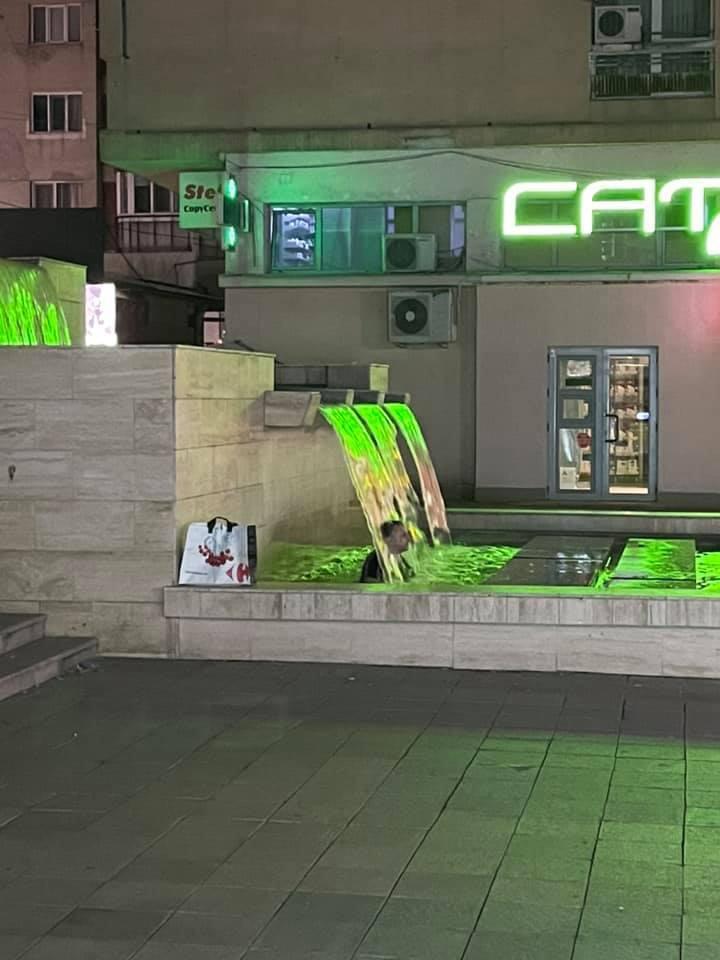 La scăldat, în fântâna arteziană din Piaţa Unirii