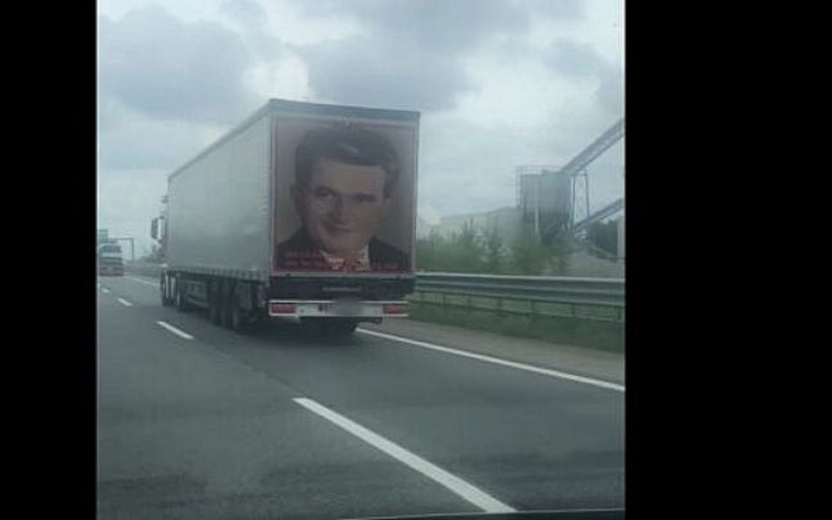Omagiu adus lui Nicolae Ceauşescu. Imaginea fostului preşedinte al României, pe uşile remorcii unui TIR de Suceava – VIDEO
