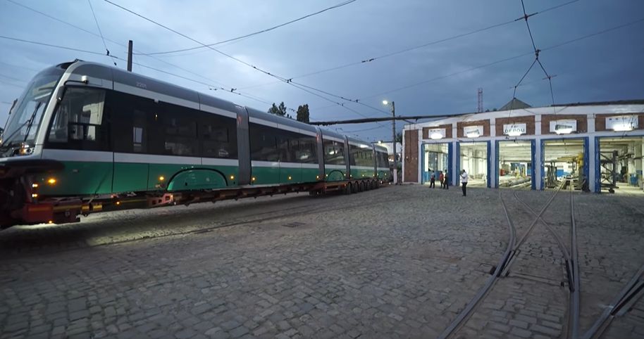 La Iași a ajuns primele două tramvaie PESA! Imagini de la sosirea tramvaiului în oraș – FOTO, VIDEO