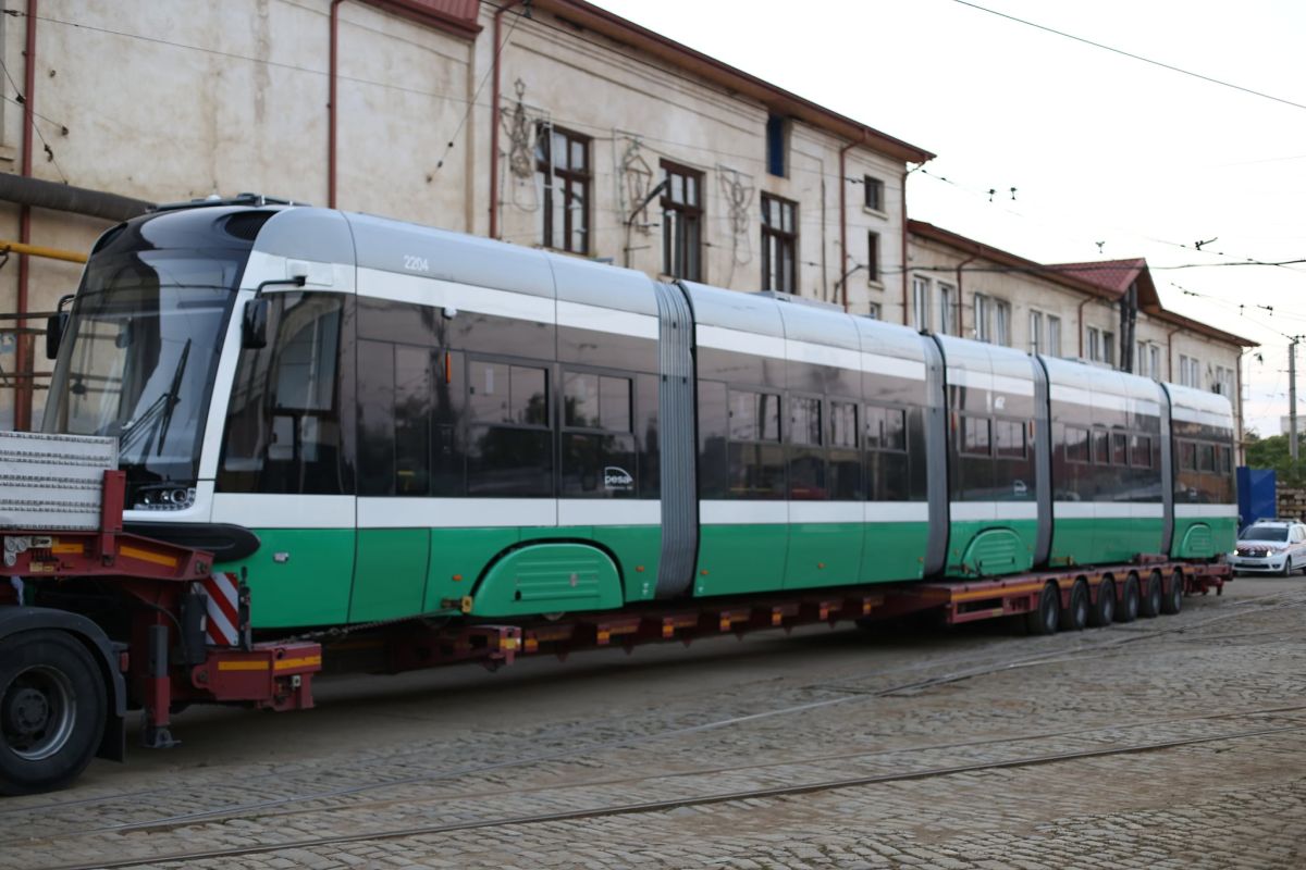 În depoul CTP Iași au intrat două noi tramvaie PESA. Când vor ieși la stradă noile garnituri