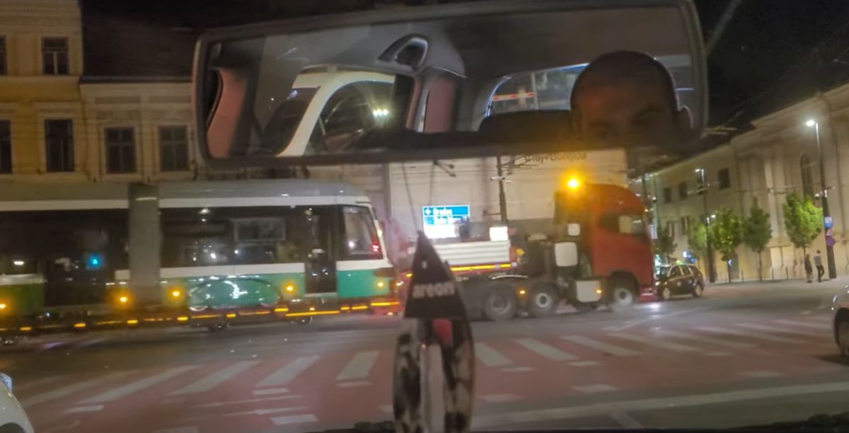 Tramvaiele poloneze PESA sunt în drum spre Iaşi! Au traversat municipiul Cluj – VIDEO