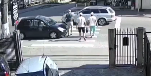 Trei bărbați, spulberați de o mașină chiar pe trecerea de pietoni