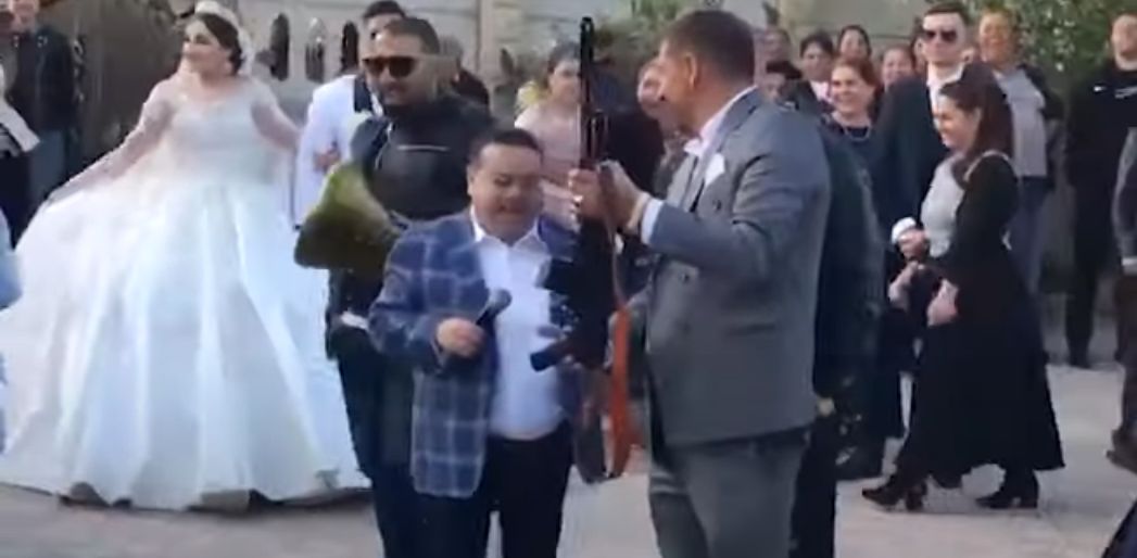 Incident în Republica Moldova. S-a tras cu armele la o nuntă la care Adrian Minune a fost invitat să cânte – VIDEO 
