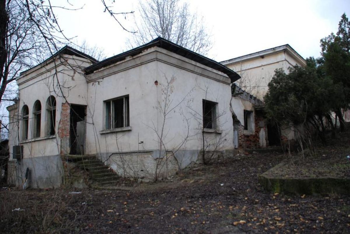 Consiliul Județean Iași vrea să scape de o ruină. Va concesiona pe 25 de ani Casa Călăului din zona Manta Roșie