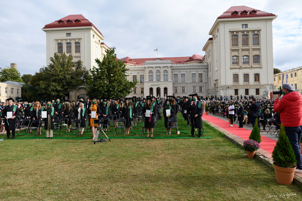 Instantanee impresionante de la ceremonia organizată la Iaşi cu cea mai mare şi nouă generaţie de viitori medici din România – FOTO