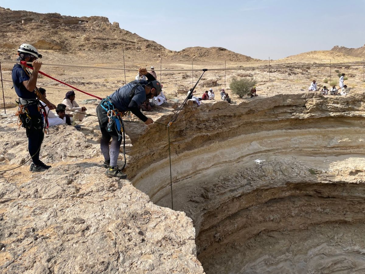 „Fântâna Iadului” a fost pentru prima dată explorată de oameni. Localnicii din Yemen consideră gaura din deșert o amenințare pentru Pământ – FOTO, VIDEO