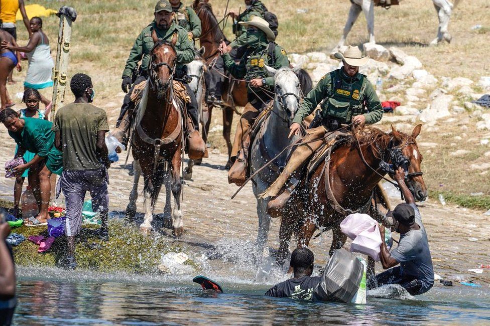 Trimisul SUA din Haiti şi-a dat demisia! Susţine că este inuman ca America să deporteze oamenii care au fugit din fața cutremurului! Americanii i-au gonit cu caii pe migranți – FOTO