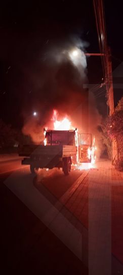 O autoutilitară a fost cuprinsă de flăcări în Iași. Pompierii au intervenit de urgență – Exclusiv, Foto, Video