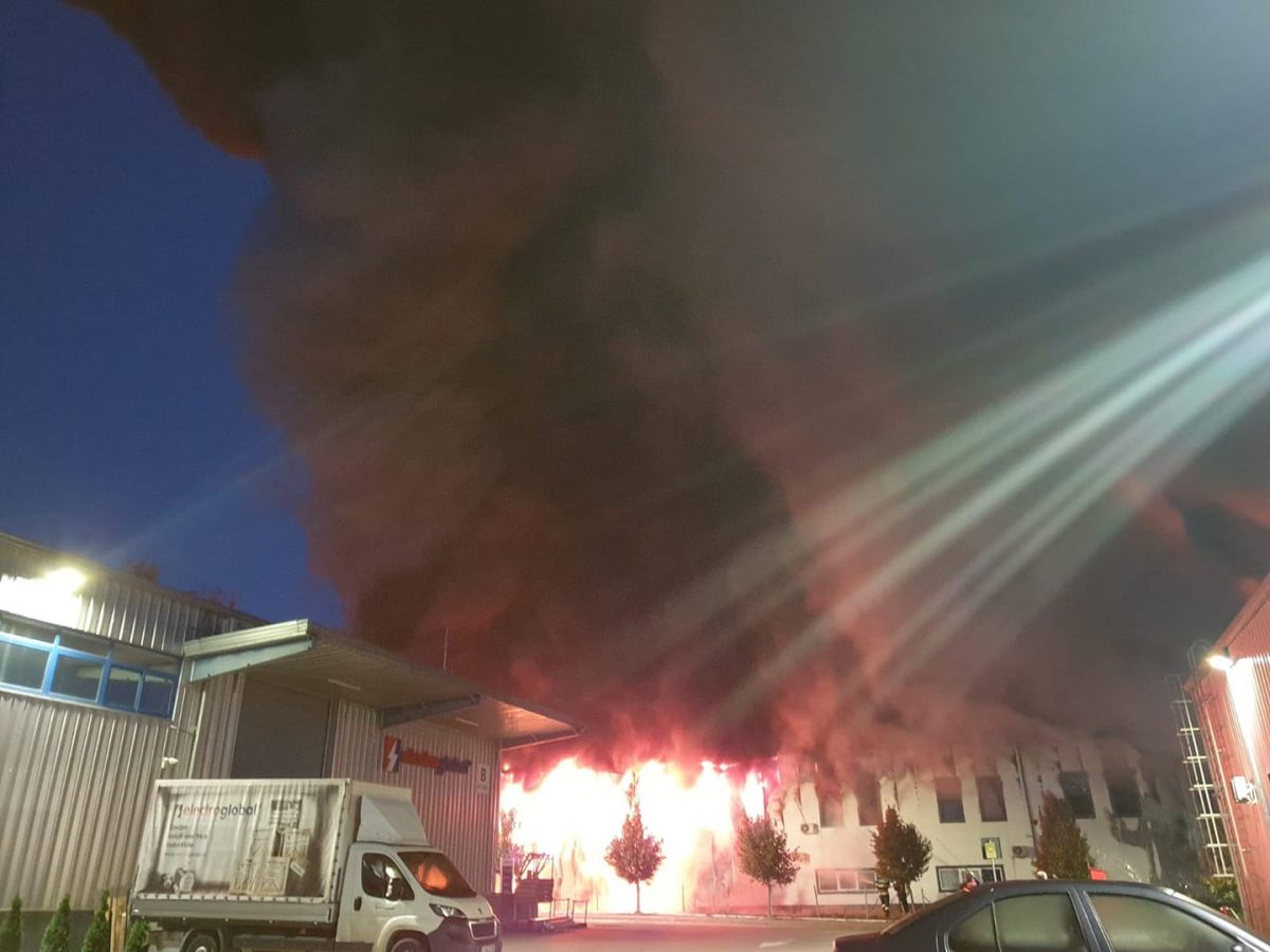 Incendiu puternic la o hală din municipiul Cluj-Napoca! ISU a transmis mesaje ROALERT – FOTO