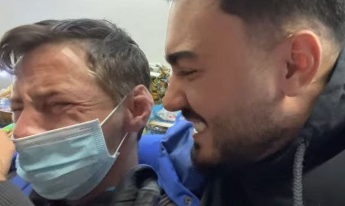 Jador a făcut un gest impresionant pentru un om care se ruga pe stradă: „Suntem cu toții oameni…” – VIDEO