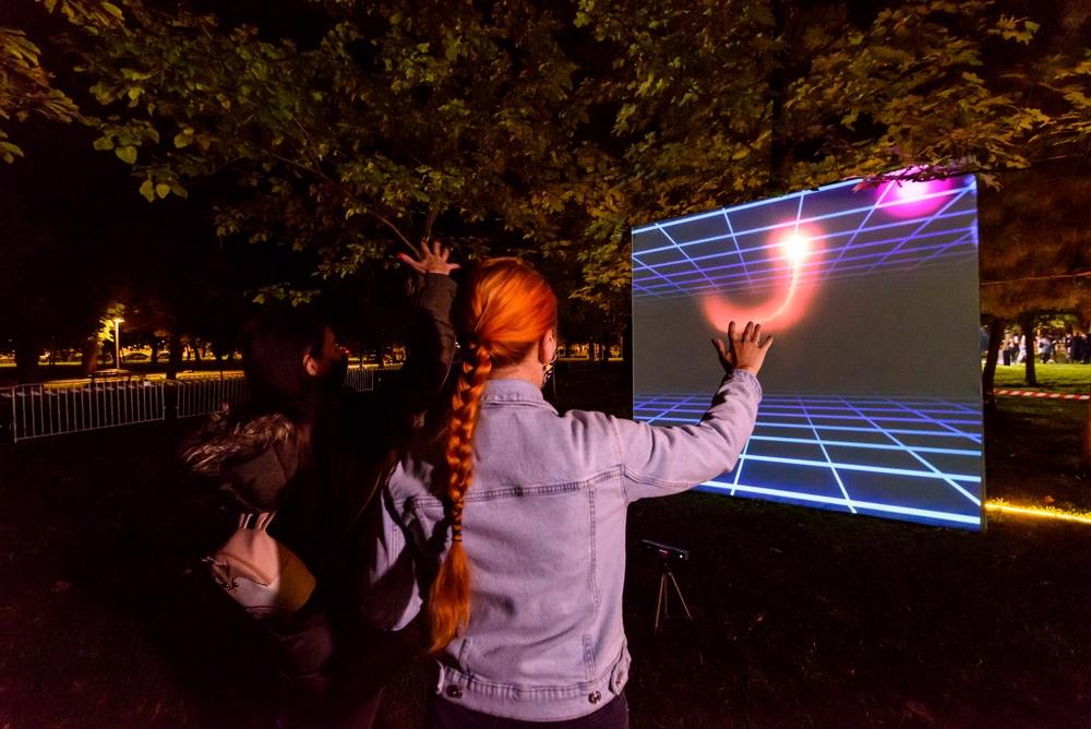 Premieră în Iași: expoziția de new media art „One Night Gallery Love RIZI” ajunge în parcul Palas