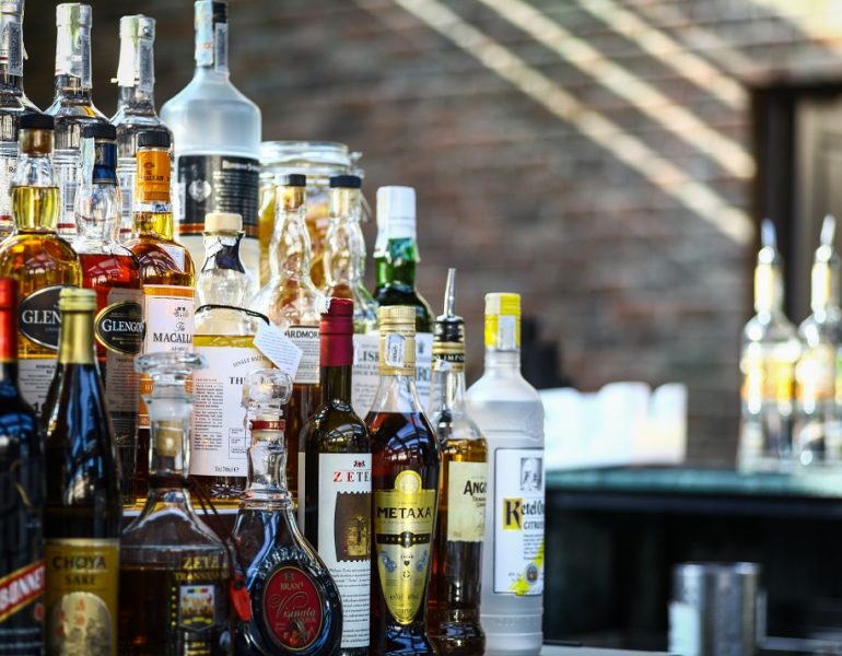 OMS îndeamnă statele europene să crească taxele pentru alcool pentru a reduce cazurile de cancer