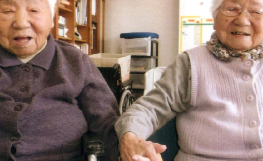 Două gemene de 107 ani din Japonia au intrat în Cartea Recordurilor. Cum arată acestea