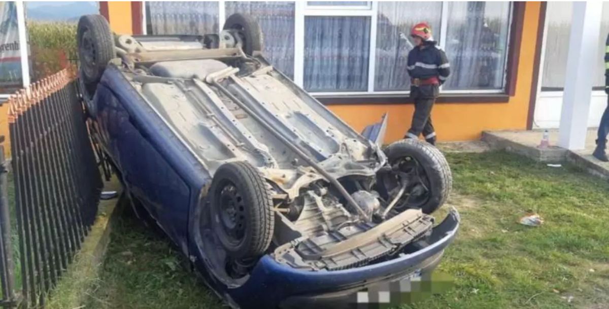 Accident rutier în municipiul Piatra Neamț. O femeie s-a răsturnat cu mașina într-o curte