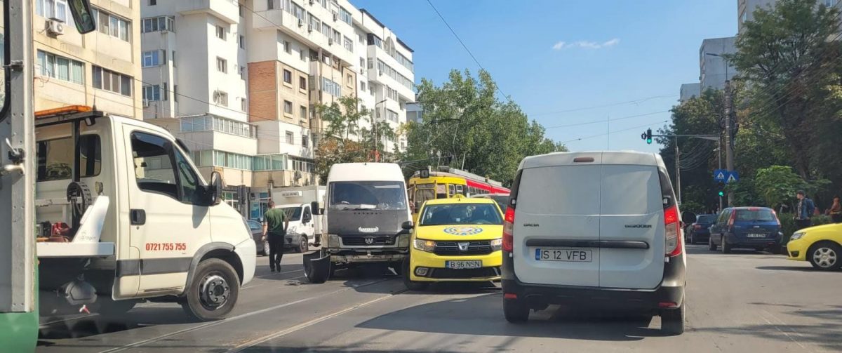 Accident rutier în Alexandru cel Bun. Un taxi a intrat în coliziune cu un microbuz – EXCLUSIV, FOTO