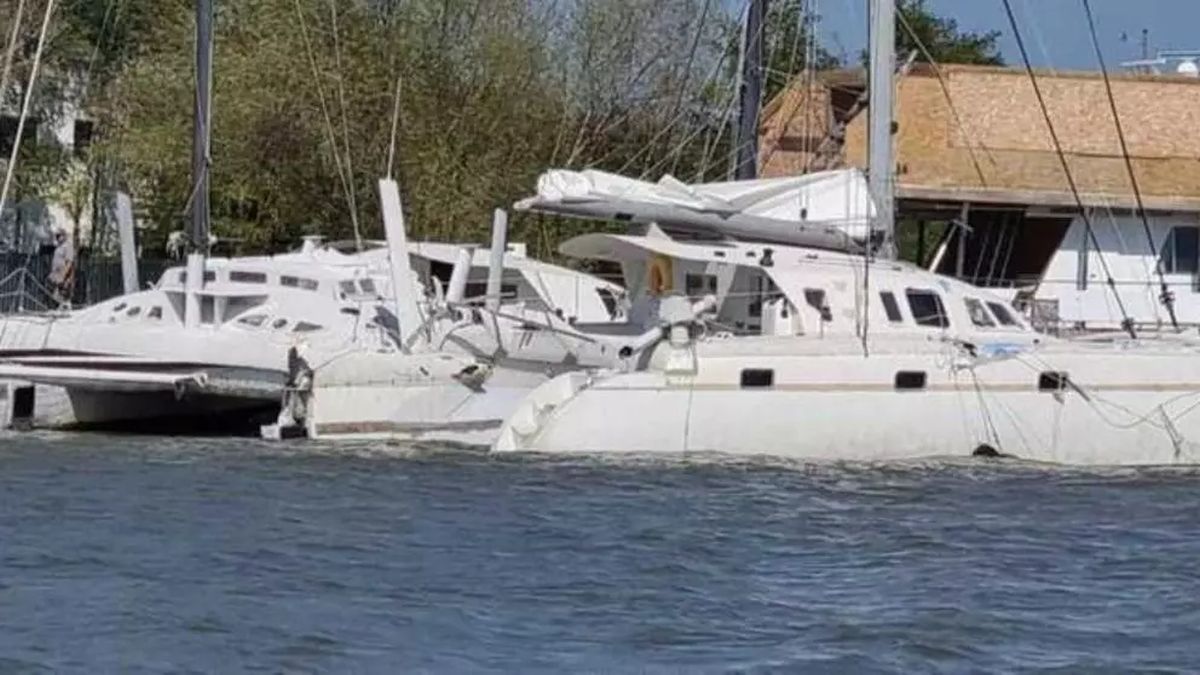 Accident naval pe Canalul Sulina. Trei ambarcațiuni de lux, distruse de o navă cargo după ce aceasta și-a pierdut motorul în apă – FOTO, VIDEO