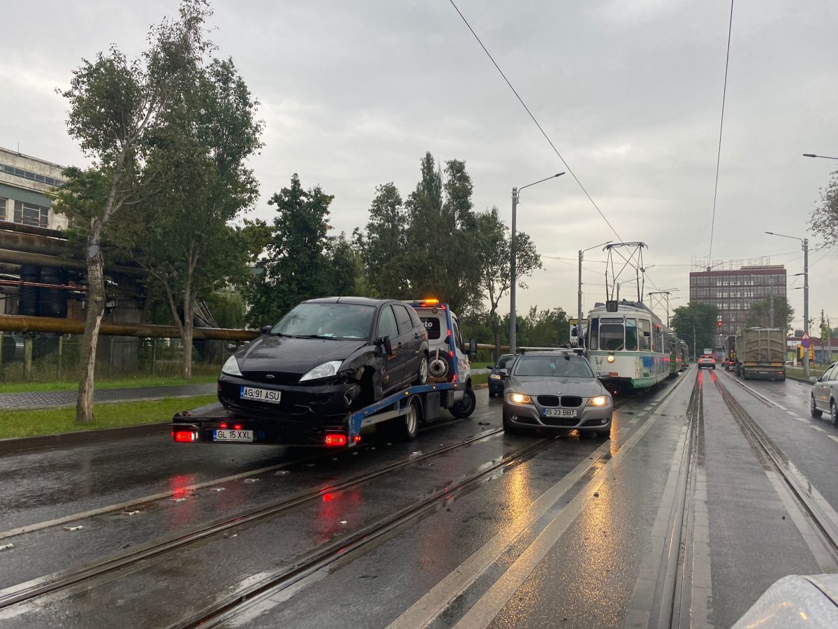 Accident rutier pe Calea Chişinăului. Circulaţie blocată, după ce unui autoturism i s-a rupt o roată – EXCLUSIV, FOTO