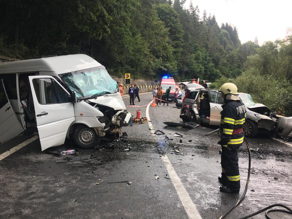 Accident rutier în Mureș. 13 persoane au fost rănite, după o coliziune între un microbuz și un autoturism. Unul dintre șoferi era din Iași