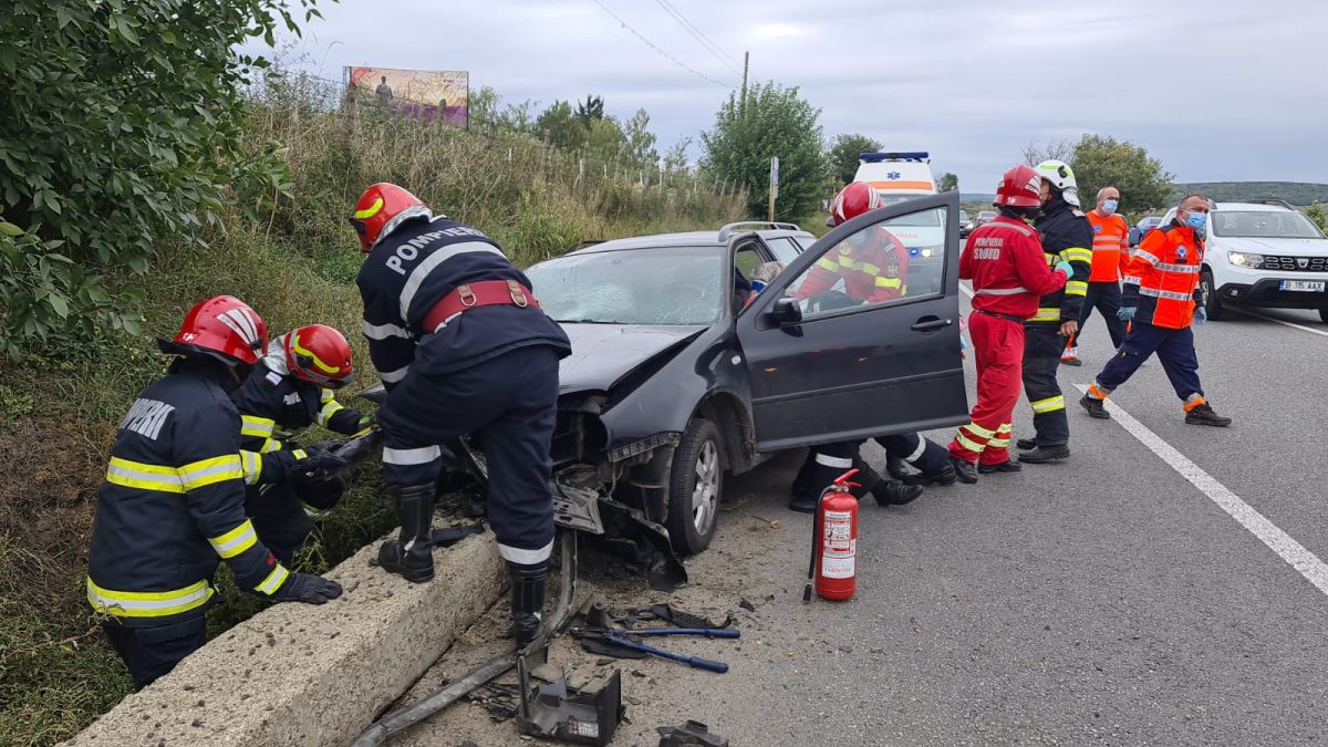 Accident rutier la Sârca. A încercat să evite un şofer care efectua o depăşire fără să se asigure şi a intrat într-un cap de pod. Două persoane rănite – EXCLUSIV, FOTO, VIDEO