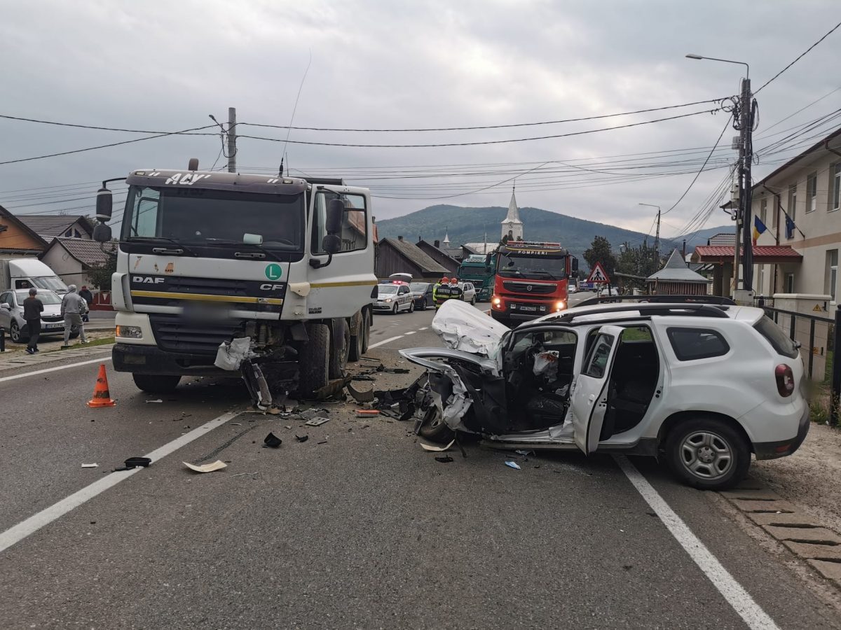 Accident rutier în judeţul Suceava. Un autoturism s-a izbit cu un camion – FOTO