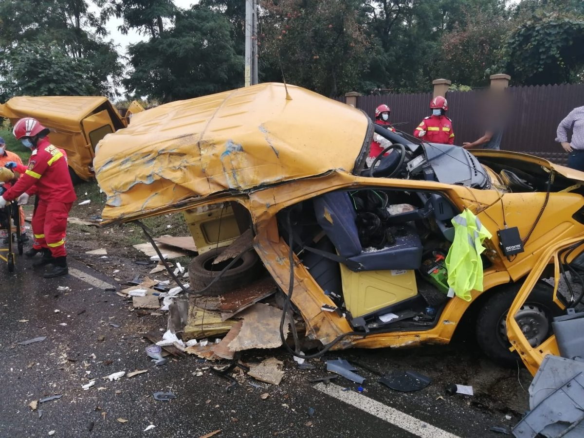 Accident rutier grav în judeţul Suceava. O autoutilitară a fost ruptă în două