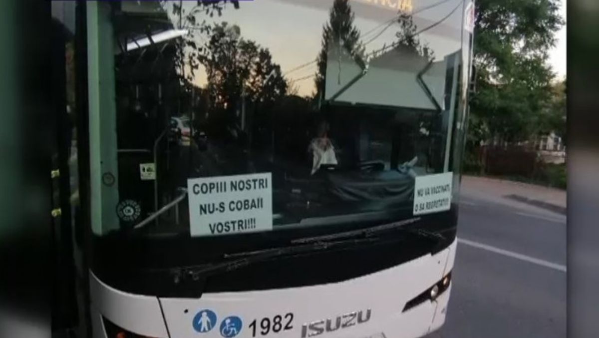 Mesaje împotriva vaccinării anti-Covid-19 puse în parbrizul unui autobuz CTP Iaşi. Ce spune directorul Cristian Stoica