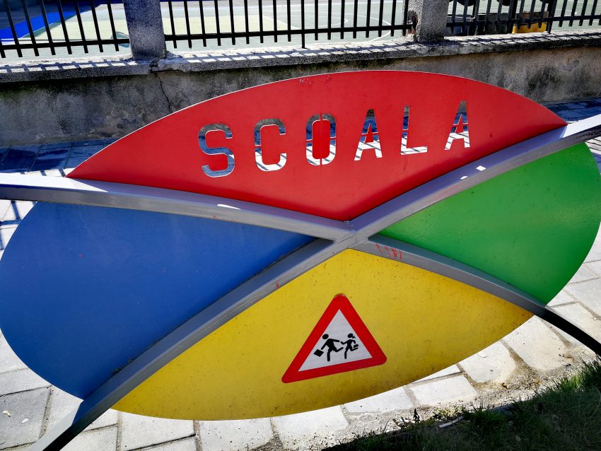 Tentativă de suicid în Tg Jiu! O elevă a sărit de la etaj după ce a obţinut o medie mică