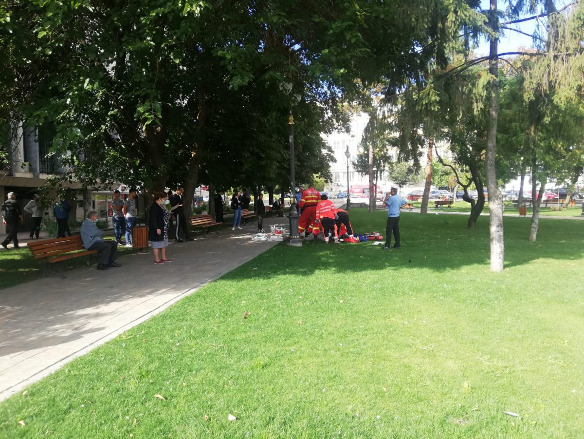 Un bărbat a avut nevoie de îngrijiri medicale, pe Independenţei. Medicii îl resuscitează – EXCLUSIV, FOTO